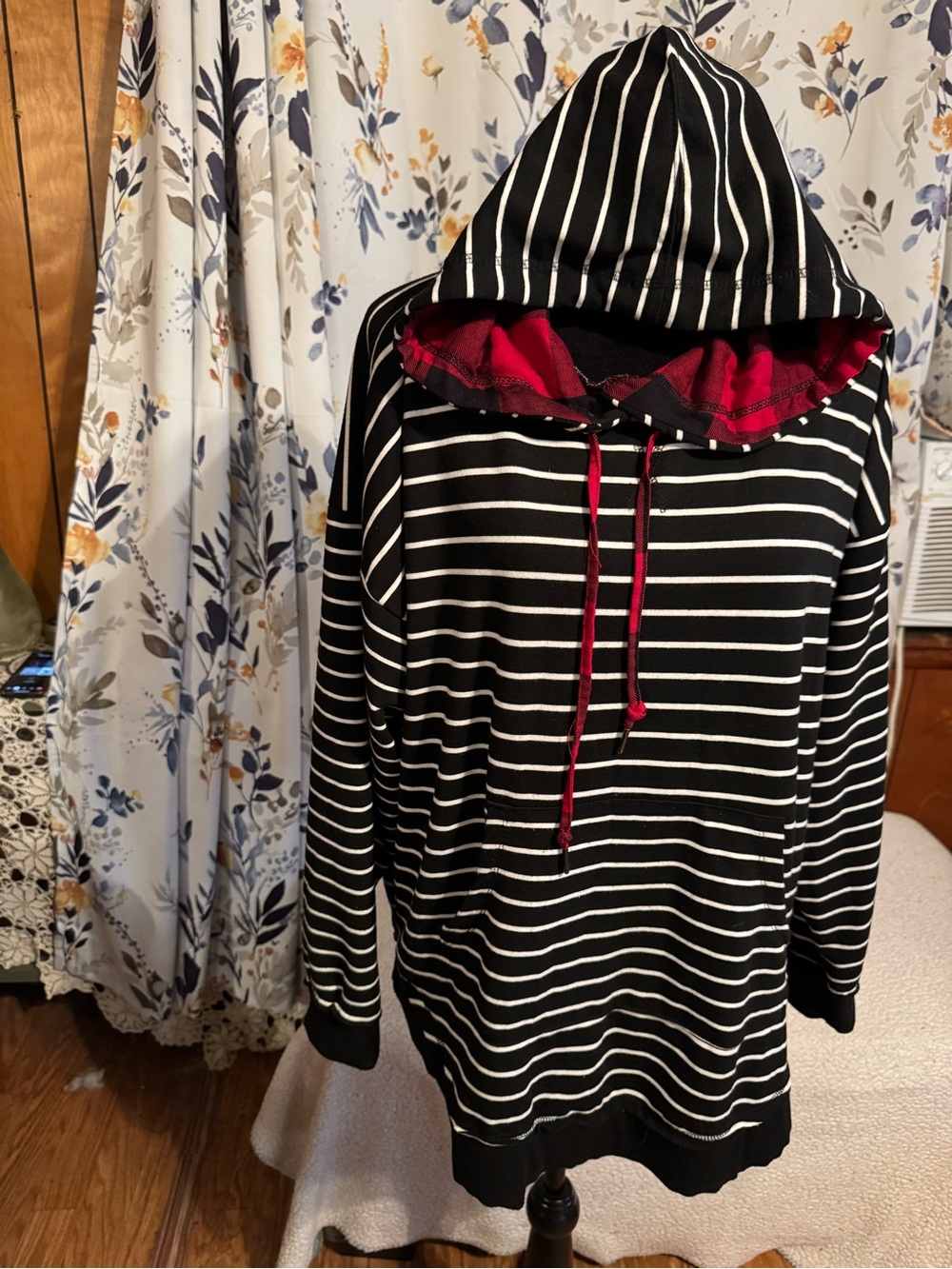 Maurice’s Black & White Striped Hooded Pullover Size 1X B 1
